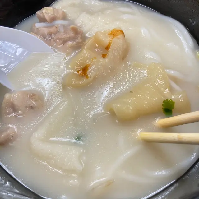 胡椒花膠雞清湯米線加竹笙