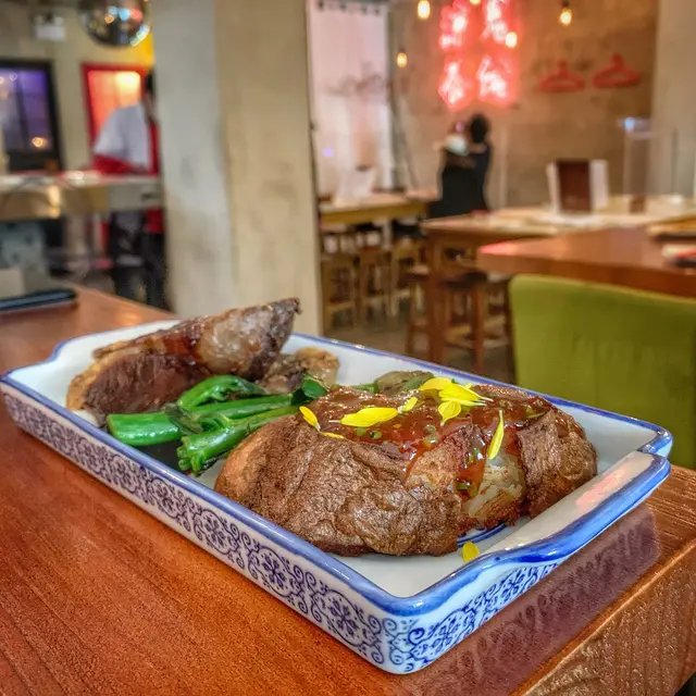 香煎澳洲牛臉肉配黑蒜汁、黄金薯仔