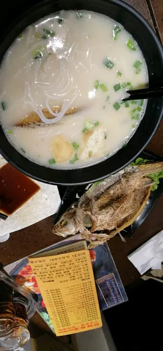 椒鹽鱸魚配魚湯米線