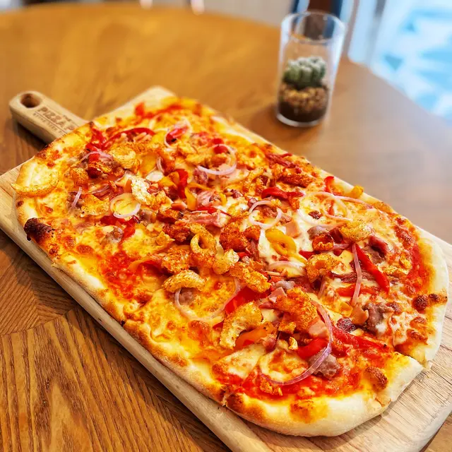Signature Piggy 15” Pizza
