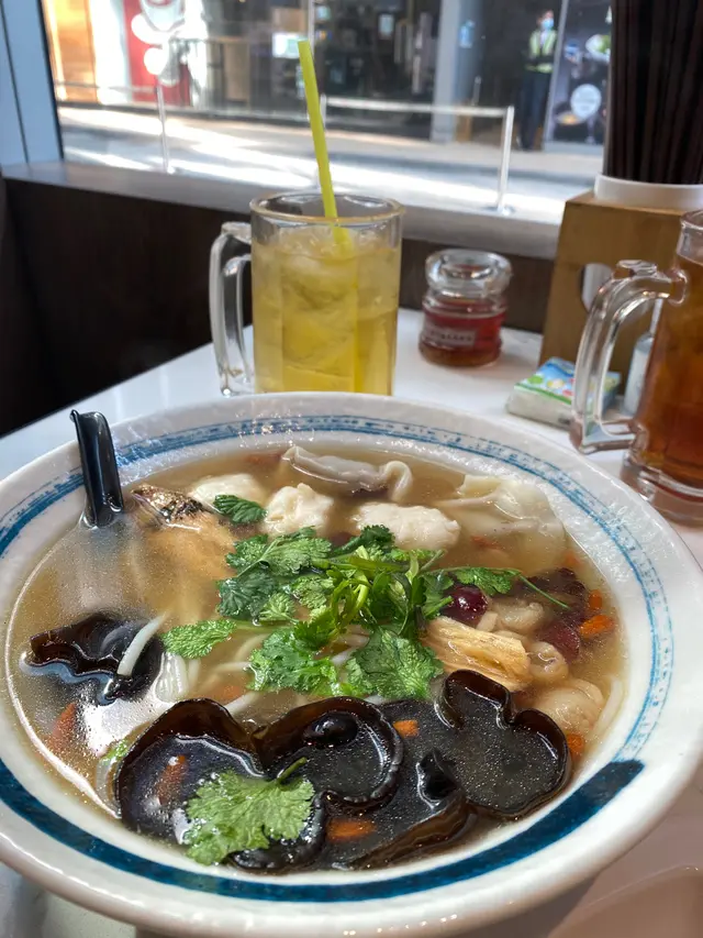 清湯花枝拼餃米線