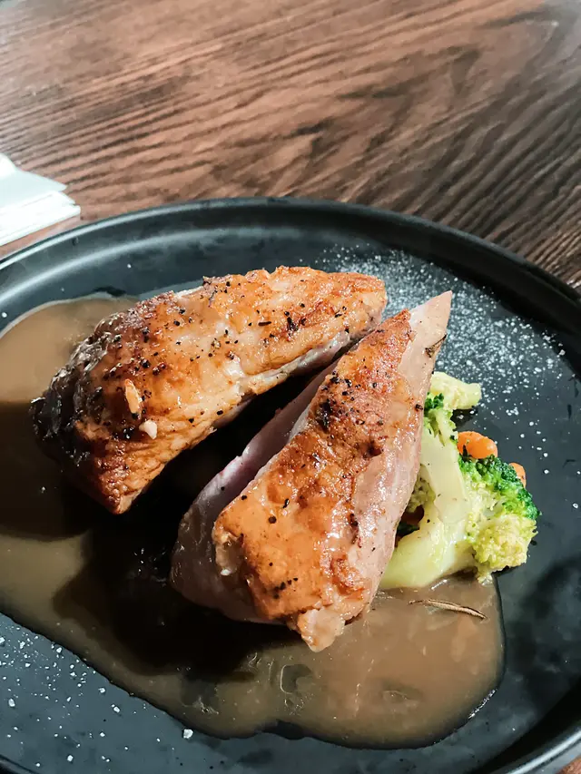 香煎羊西冷配香草紅酒汁