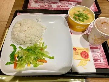 粟米肉粒饭配热奶茶