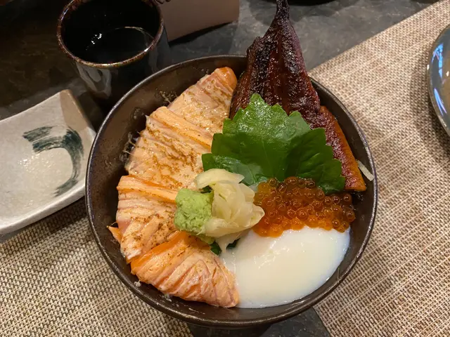 火炙三文魚温泉蛋鰻魚丼