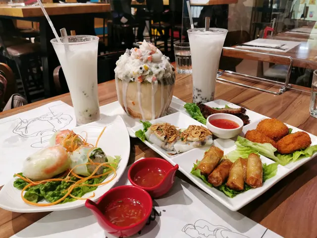 滿載椰青海鮮飯$103、越式拼盤$98、 鮮蝦米紙卷$42、 椰汁紅豆冰$28、 三色冰$28