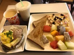 生果沙律、麦包两片、吞拿鱼蛋焗薯、香蕉奶昔、粟米汤