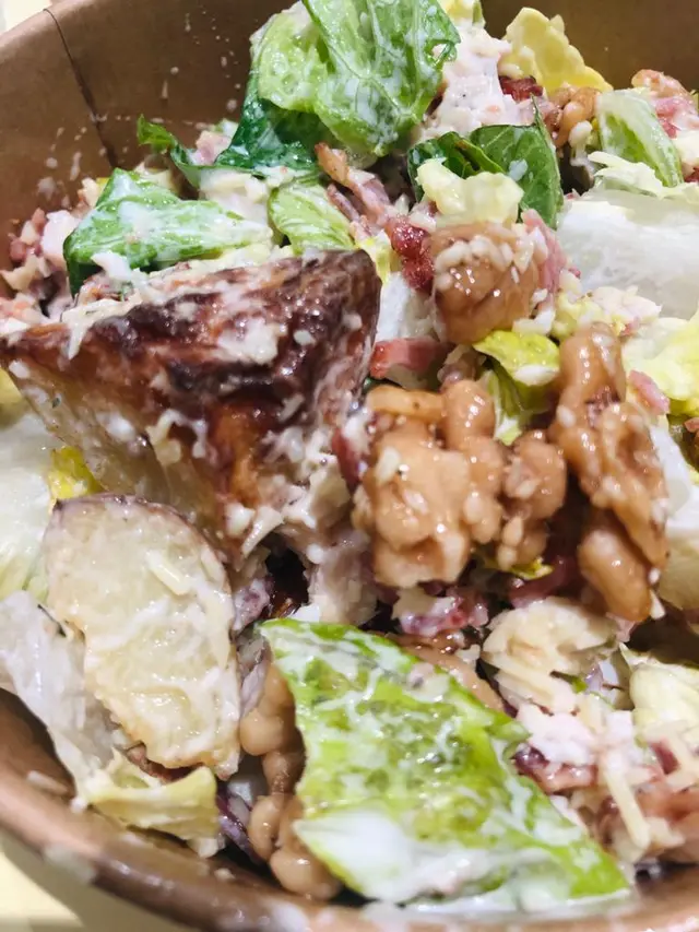 Power Caesar - Herb Chicken / Romaine / Lettuce / Italian sundried Tomato / Roasted Potato / Parmesan / Bacon / Walnut / Caesar Dressing
