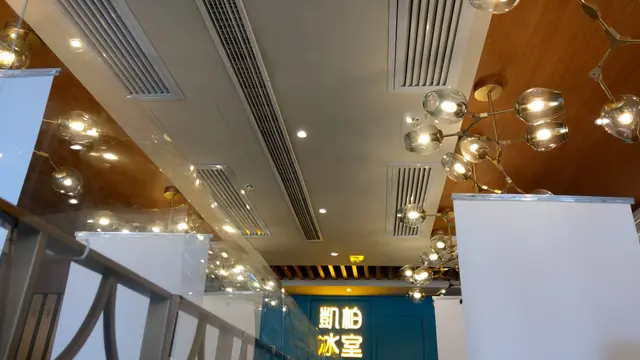 店方以易拉架分隔桌子,以保持社交距離!
