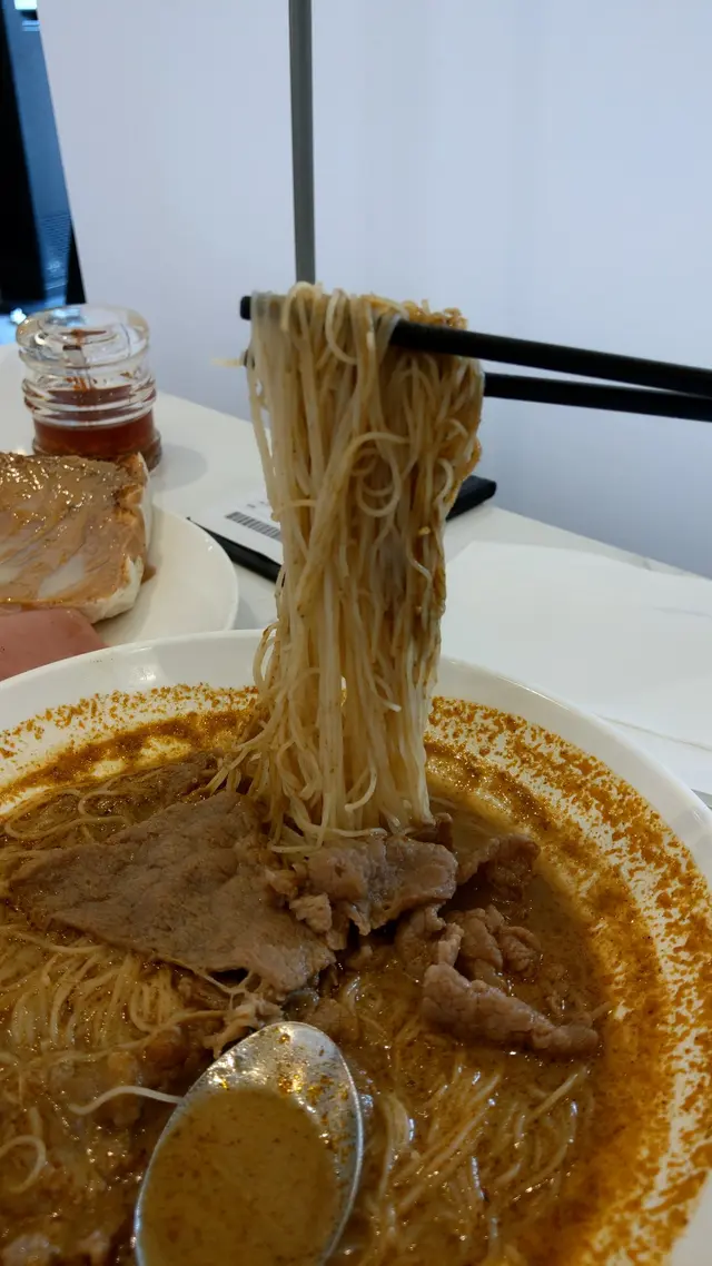 米粉吸收湯底精華,加上牛肉的肉汁,提升味道