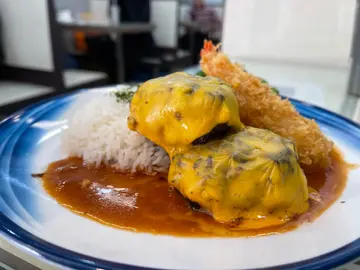 自家制双层芝士汉堡牛肉饭配炸虾