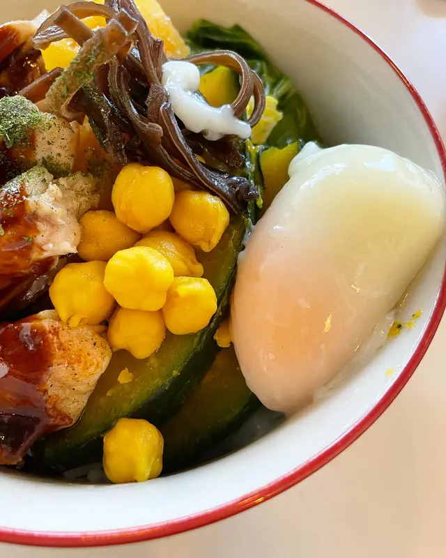 薑燒汁雞柳、本地蔬菜雜錦、黃薑鷹咀豆　麥米飯碗加溫泉蛋