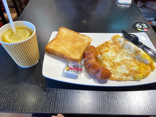 因為我都幾麻煩，又奶類敏感，又唔食生蛋，所以直接喺order紙度圈咗煎蛋，隔離寫多爐「熟」字，個廚真係煮得好好，煎蛋剛剛熟，仲要小小燶燶脆邊，坦白講，我食過咁多間茶記冰室，真係喺呢度先食到件咁正嘅煎双蛋😋😋，丹麥多士烘得唔乾食，又帶有少少脆，配上減鹽牛油，真係好窩心，條豬肉腸都煎得好好味😋杯熱檸蜜又唔會太甜，仲有好多檸檬🍋，我覺得好超值