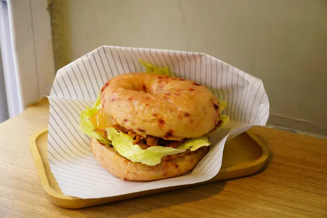 韓式辣醬泡菜五花腩配紅菜頭Bagel