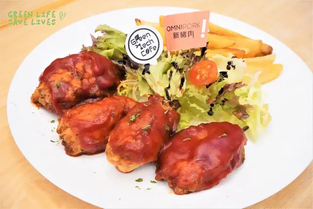 這些「雞翼」造型模仿得維俏維妙，但一吃下去就能感受到新豬肉的質感，帶有微微的彈性。素雞翼中的「骨頭」用甘荀代替，設計精妙。淋上濃稠的醬汁，吃上去又香又辣。