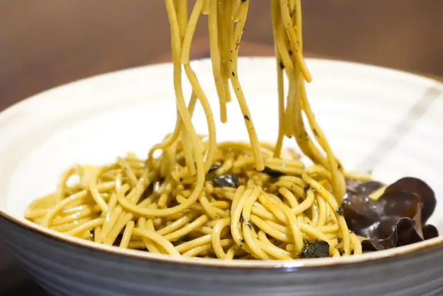 簡單的配料如蔬菜、紫菜、木耳、菇、粟米，加上麵和醬汁攪拌之後，竟然是「世界級」好吃！加上濃濃的麻油香味，實在讓人欲罷不能。