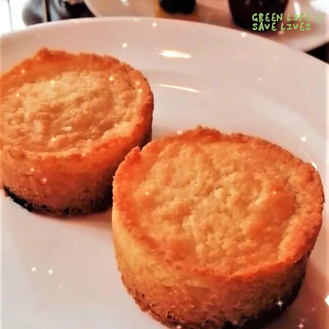 剛出爐的鬆餅散發著濃郁的香味,外表看上去紮實,實質上外脆內軟。