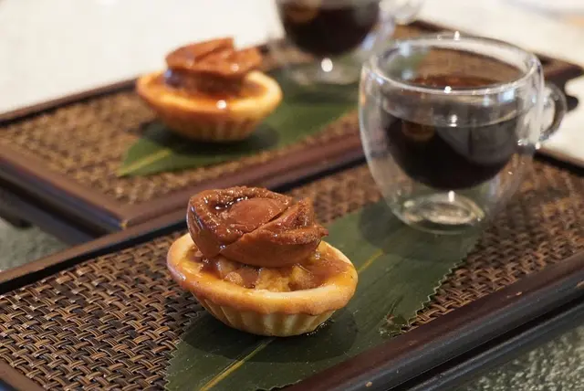 即焗原隻鮑魚雞粒酥，陳年普