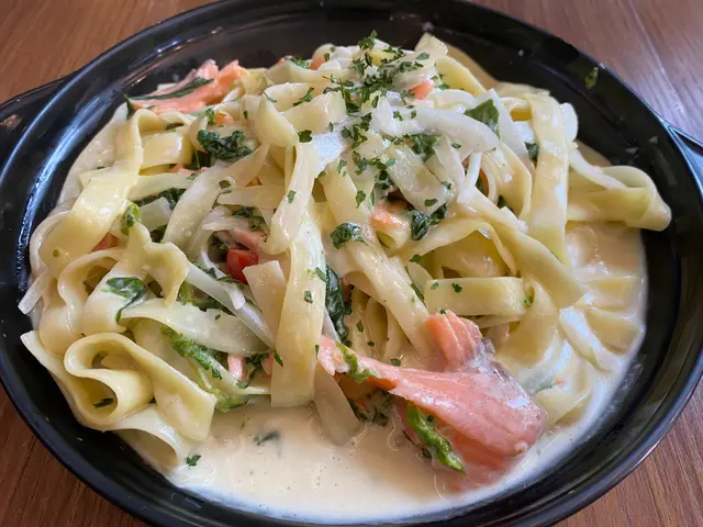 忌廉菠菜煙三文魚菠菜闊條麵