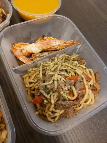 Homemade Spaghetti with Prawns and Beef in Port Wine Gravy