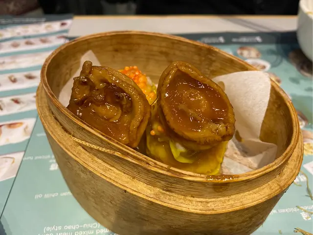 鮑魚大細適中,燒賣飽滿彈牙,食落不油不膩。