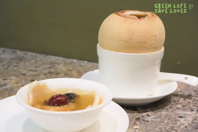 燉椰皇-燉湯的配料非常豐富，除了椰肉之外，還有猴頭菇、冬菇、沙參、紅棗、桂圓肉等材料。非常清甜的靚湯，保證原汁原味。
