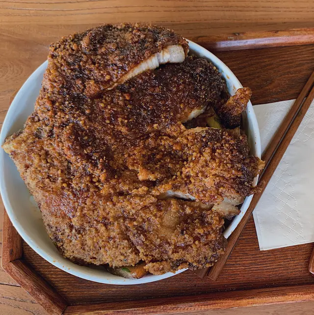 那個滷排骨便當