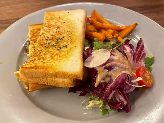 芝士和牛三文治配番薯條及沙律