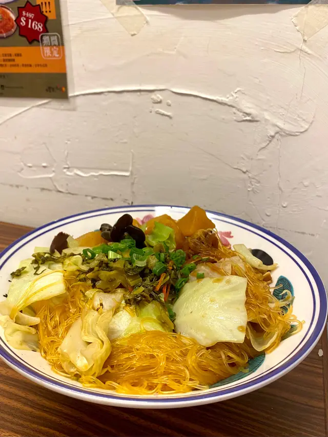 豬耳、雞腎、雞翼、甜不辣、百頁豆腐、高麗菜、木耳、白蘿蔔、冬粉