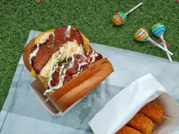 西班牙黑牛配香草碎茄醬吐司