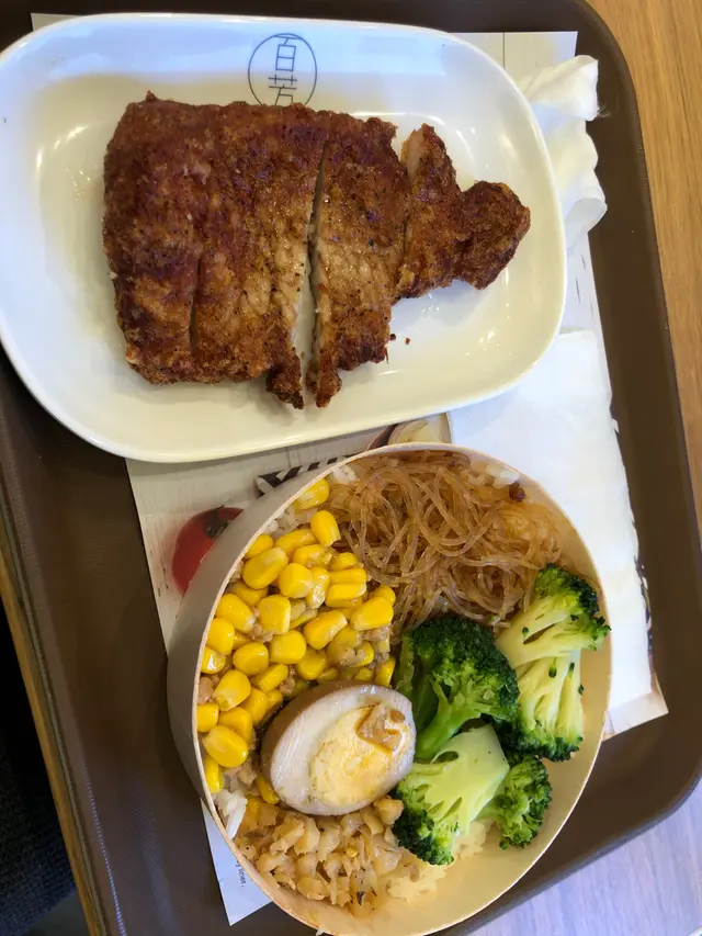 第一次試呢間。行eaon行到好肚餓又攰， 無咩想食又唔想食薩莉亞。  於是見呢間價錢親民就入去食。 $5x 一個餐， 係先去收銀落單比錢，後送餐形式。  一個飯有一個野飲，凍熱都得。 飯叫左一份豬扒，一份雞髀， 一杯紅茶同一杯烏龍。  兩份炸野都好出色，好食，即炸， 有台灣風味，雞髀要等20分鐘。  烏龍茶太濃了， 杯紅茶係香港好少飲到既味 係台灣夜市賣大大杯1000cc個種味道，令人更加掛住旅行！ 好想去台灣啊！  不過，飯量真係偏小，建議唔細食嘅人要叫多飯XD