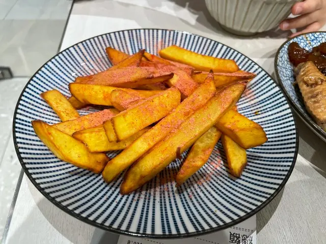 地瓜咪即係蕃薯，呃唔到我既。台灣的美味秘密就是總能夠夠將食材適當份量，然後作巧妙地配搭，地瓜的香甜味，薯條的形狀，再由梅粉帶出的甜酸味，吃到滿嘴都是橙色。