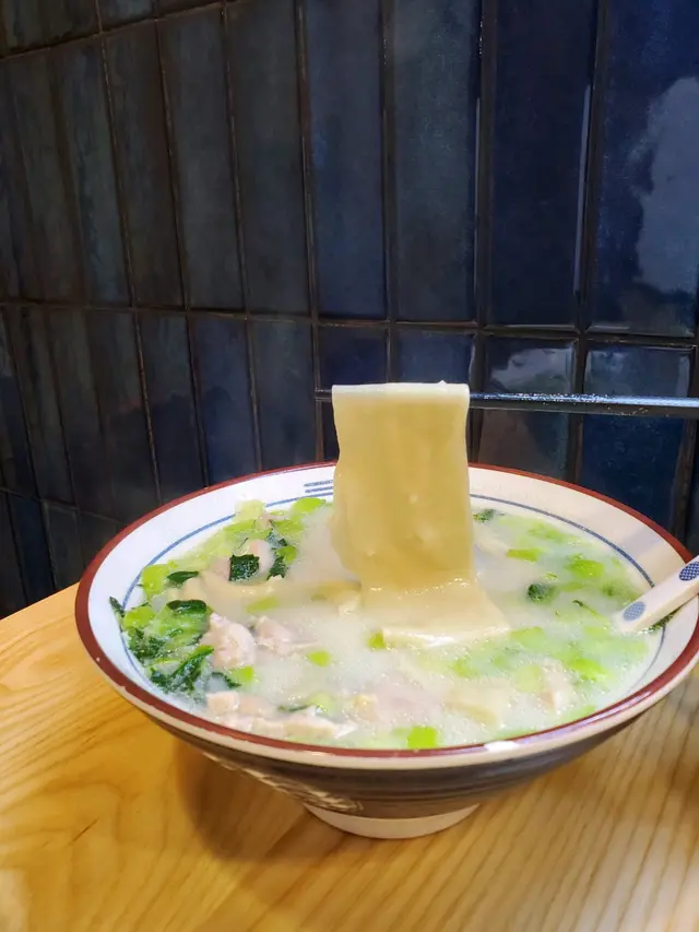 嫩雞白布湯闊麵