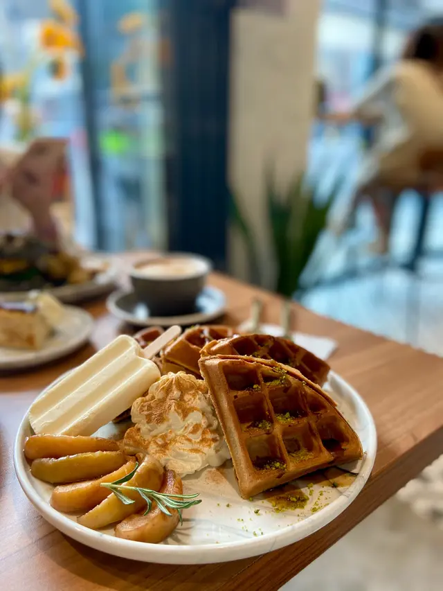 黑糖玉桂蘋果窩夫配自家製牛奶雪條