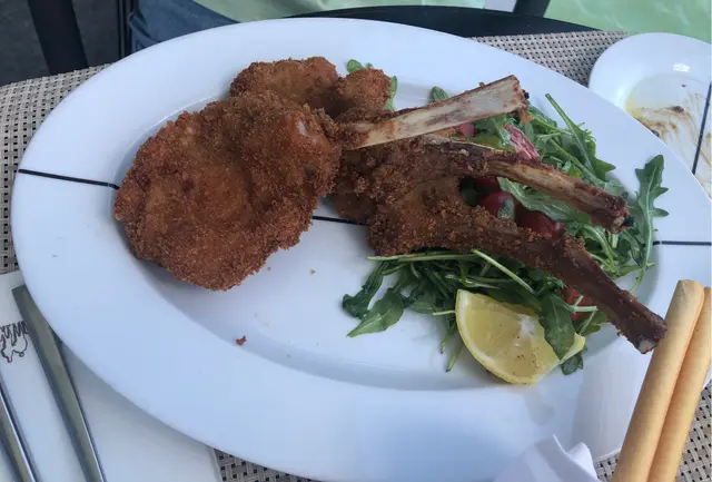 烤小羊扒配火箭菜