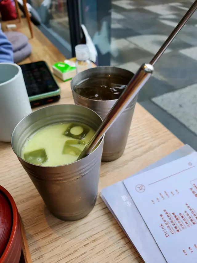 抹綠奶茶，桂花烏龍茶