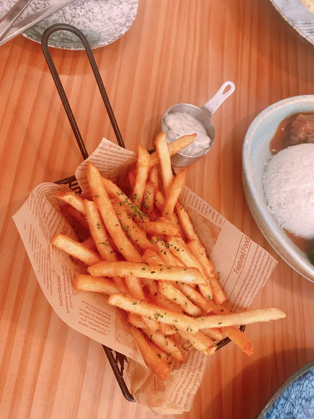 啤酒薯條配黑松露醬