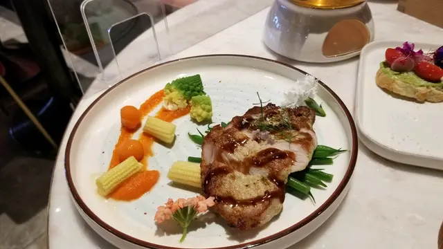 全碟最好食是烚玉米荀，香甜有玉米筍味。豬扒咸得入口要立刻飲凍飲，是落錯份量還是廚師太重口味??。