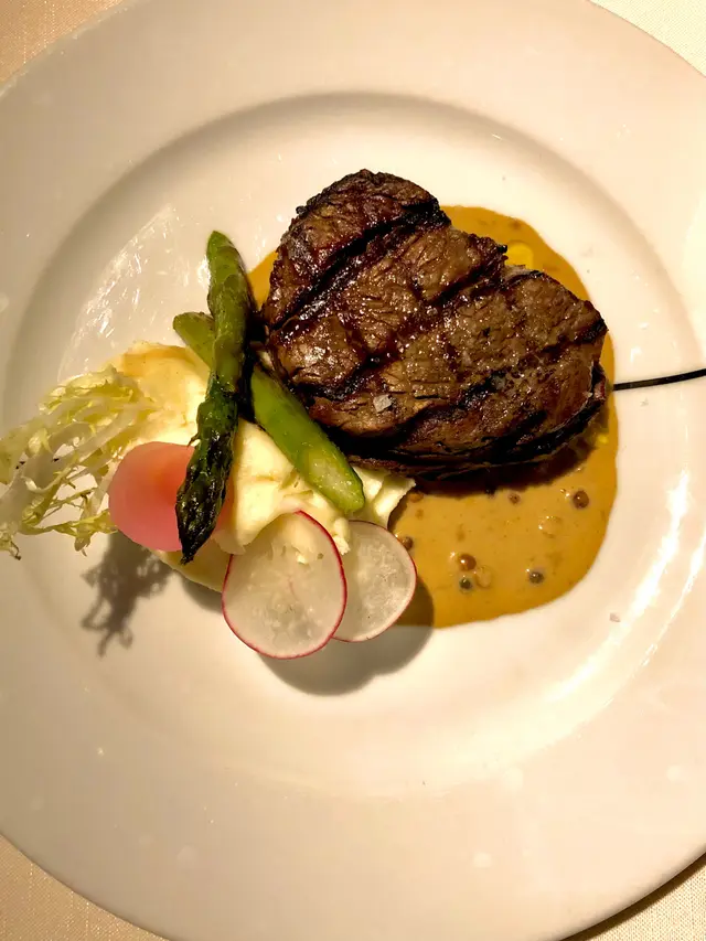美國穀飼牛柳伴粉紅胡椒汁及薯蓉
