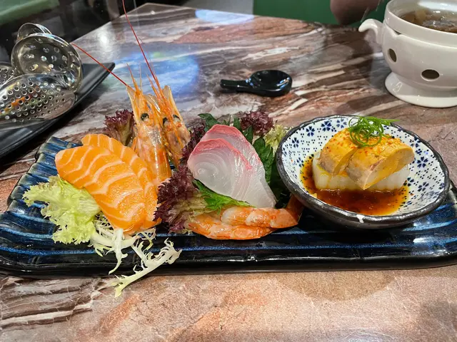 附送的時令刺身拼盤和鮟鱇魚肝