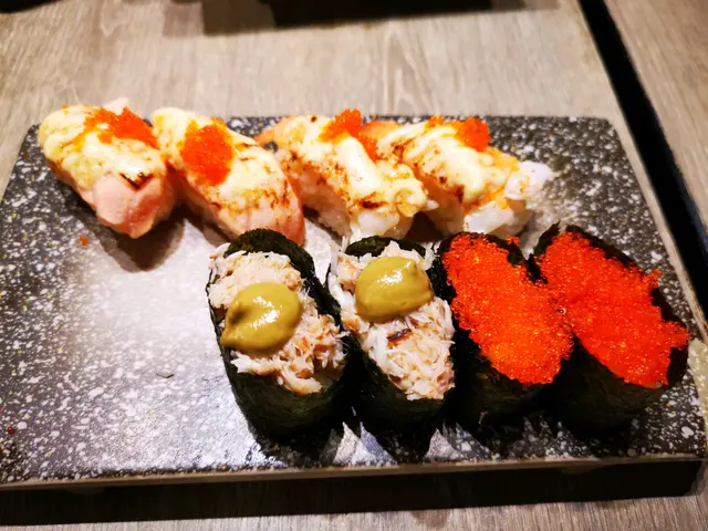 點了蟹肉蟹膏、火炙芝士熟蝦、火炙芝士三文魚腩、蟹子壽司各二件和太太分享