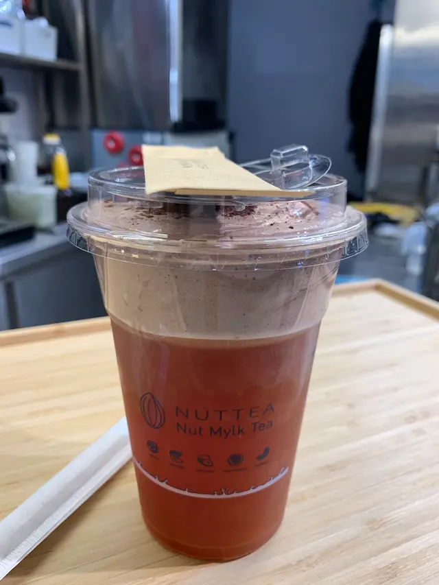 伯爵茶做底,朱古力堅果奶做頂