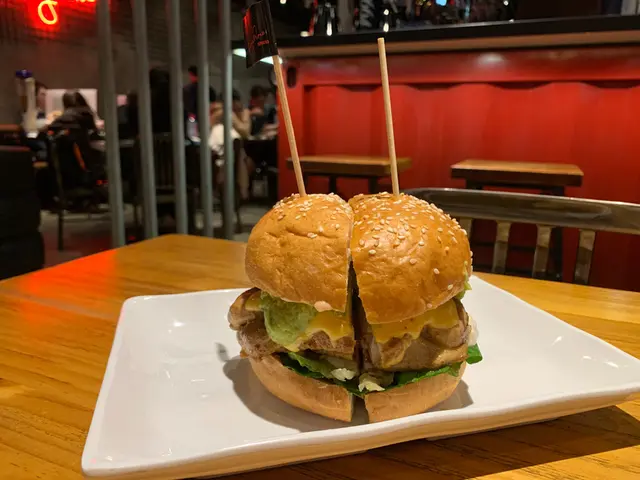 牛油果醬芝士雞柳漢堡