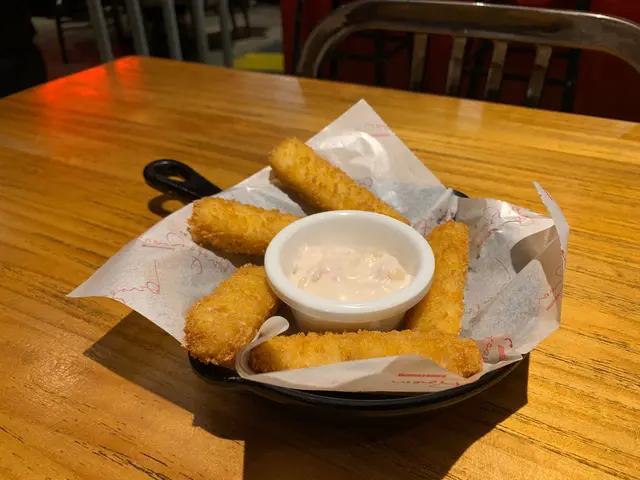 鱈魚手指配他他醬