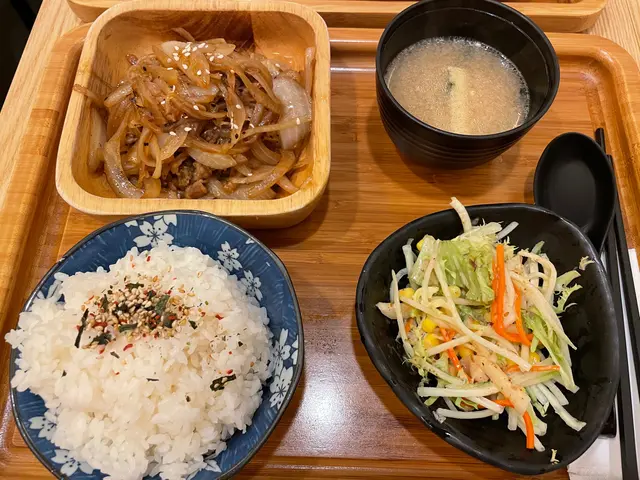 首先講一講個沙律  沙律真係超開胃  入邊配左一啲酸蘿蔔  本來以為配麻醬會好膩  但識落真係幾開胃 然後講一講個燒汁牛肉  雪山牛肉好重黑椒味 啲洋蔥又好淋  仲要吸晒啲燒汁味  配飯真係一流👍🏻👍🏻