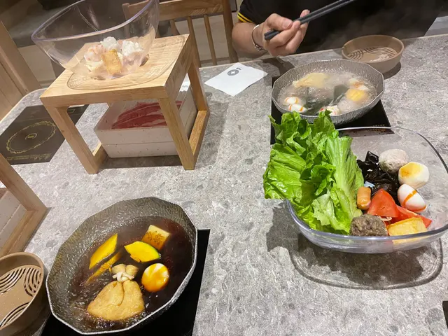 前：壽喜燒湯底  後：昆布湯底