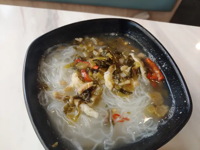 呢個 #迷你雪菜肉絲米粉 唔差,湯底唔算咸,而且米絲口感軟硬度剛剛好,而肉絲就略為少左D
