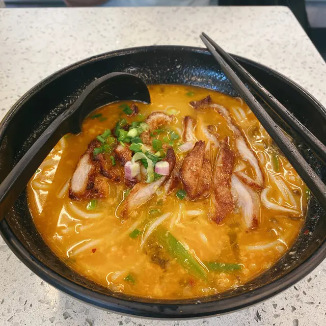 豬骨湯豬頸肉米線