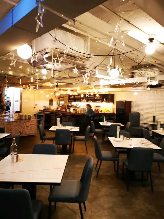 餐廳內部燈光十足