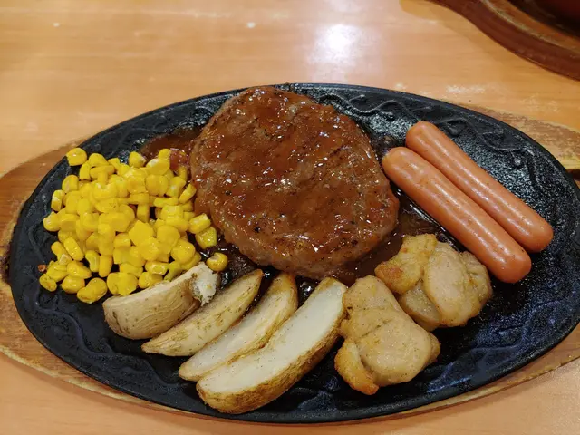 鐵板漢堡辣腸雞球(黑椒汁)