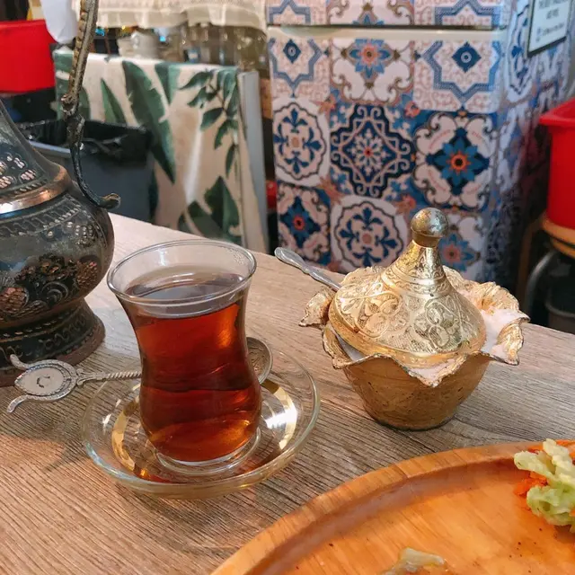 土耳其紅茶。原來當地人下糖後會用小匙輕拌,順便敲響杯邊,弄出清脆的聲音作為一個morning call,叮叮叮,非常特別!